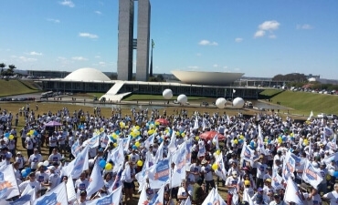 Em Brasília, marcha de policiais rodoviários federais reúne 1,5 mil pessoas pela valorização da categoria