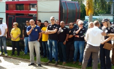 Presidente do SinPRF-GO discursa em manifestação contra a PEC 287, em Goiânia